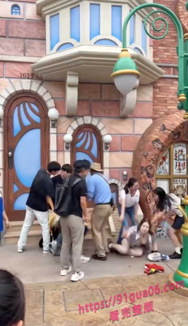 上海迪士尼情侣打架完整版3.jpg