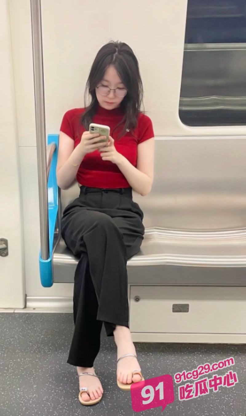 地铁抄底大长腿短裙美女！高清怼拍尾随内裤肥唇超诱人！