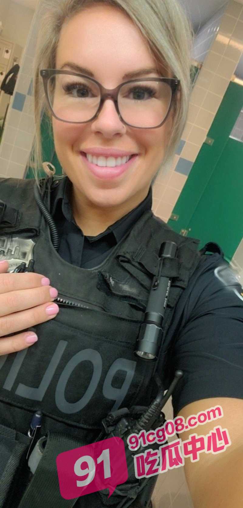 正义天使的肮脏事 美国在职白人女警被贡献给黑人玩3P 黑白肉棒前后夹击！