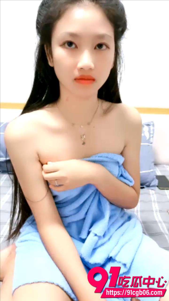 宿舍美女群居日常直播视频流出 一群求包养的小美女脱衣热舞与男主亲密互动