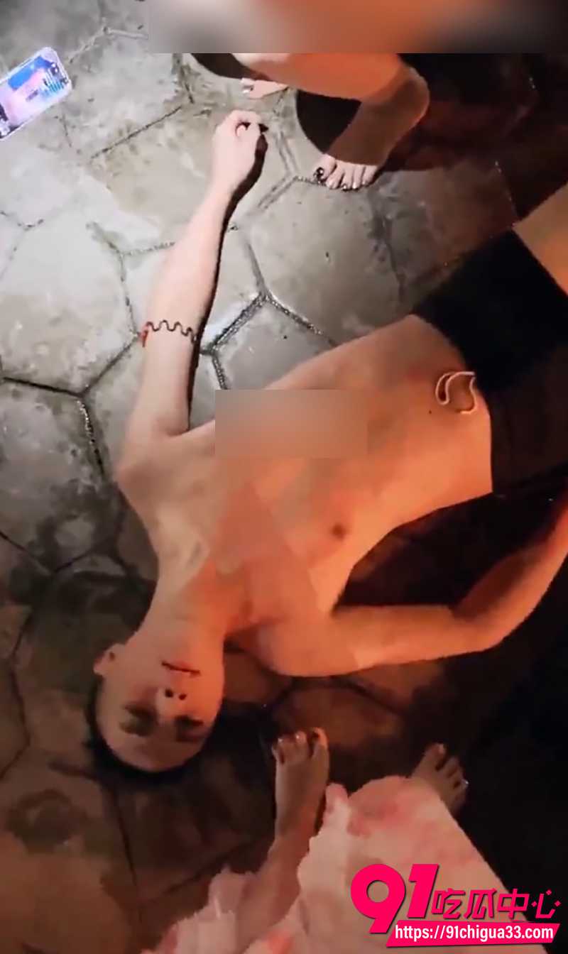 推特女王韩涵 开发调教温泉清洁工 铁链束缚脚踩公狗 SM也是被她玩明白了