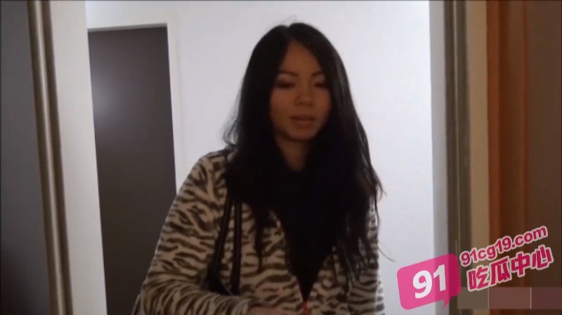 这是舔了多少根鸡吧才有这技术？国女当援交女接客黑人 骚逼都要撑爆了！
