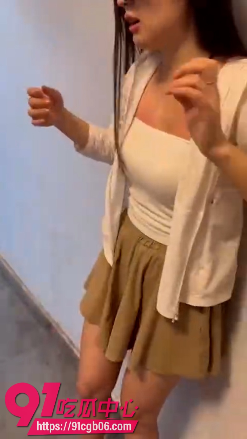 快手精神小妹低俗直播PK输了惩罚打奶子网页素材1水印版 快手精神小妹低俗直播PK输了惩罚打奶子网页素材1水印版