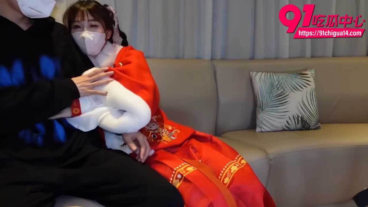 白丝口罩骚货床上狂骑热心小哥大鸡巴3