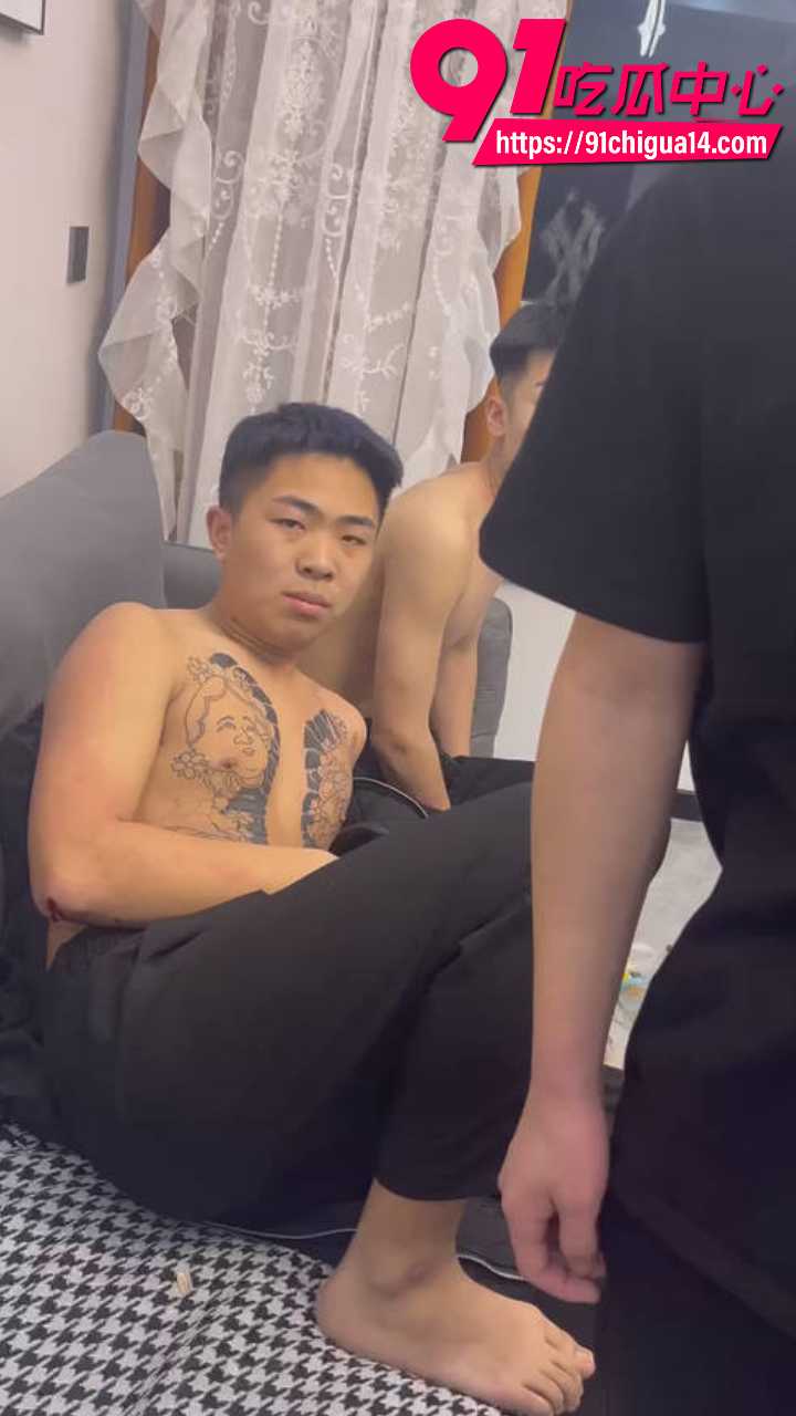 黄毛精神小伙深夜持刀闯房狂砍9