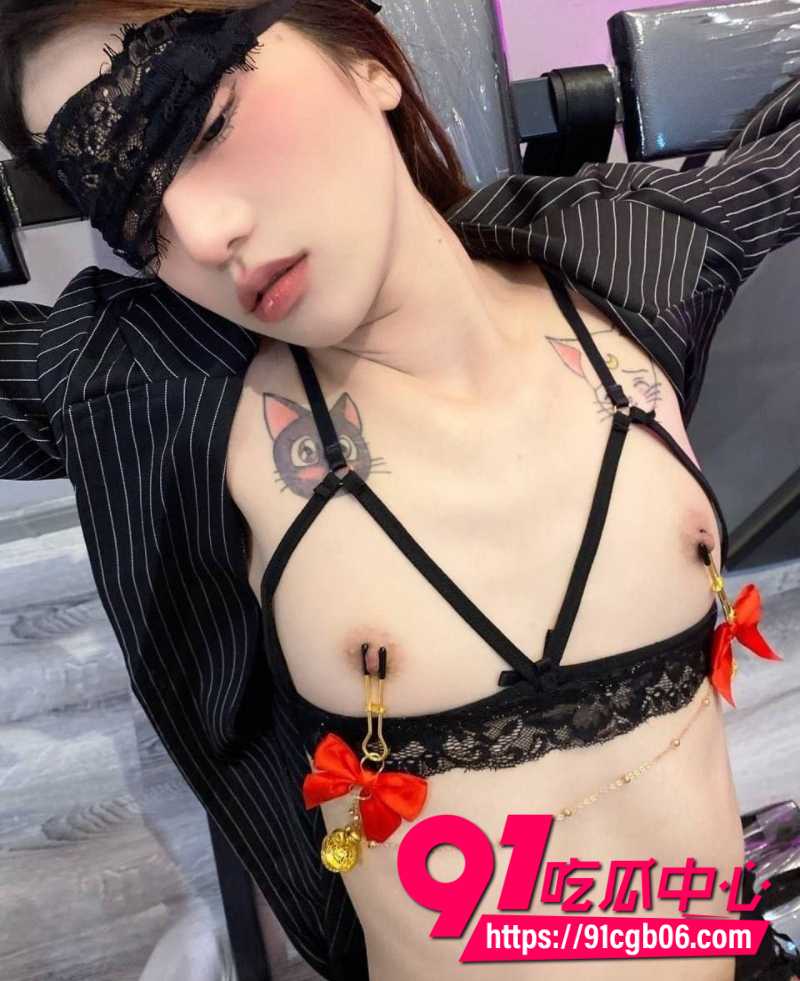反差精品女高围着大屌舔4