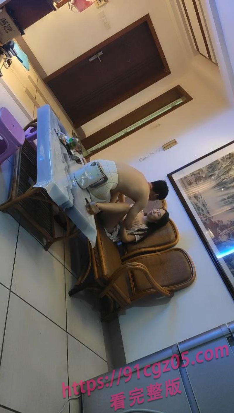 绿帽男邀请好兄弟家中玩换妻游戏 骚妻被轮流干 娇喘声一个比一个大