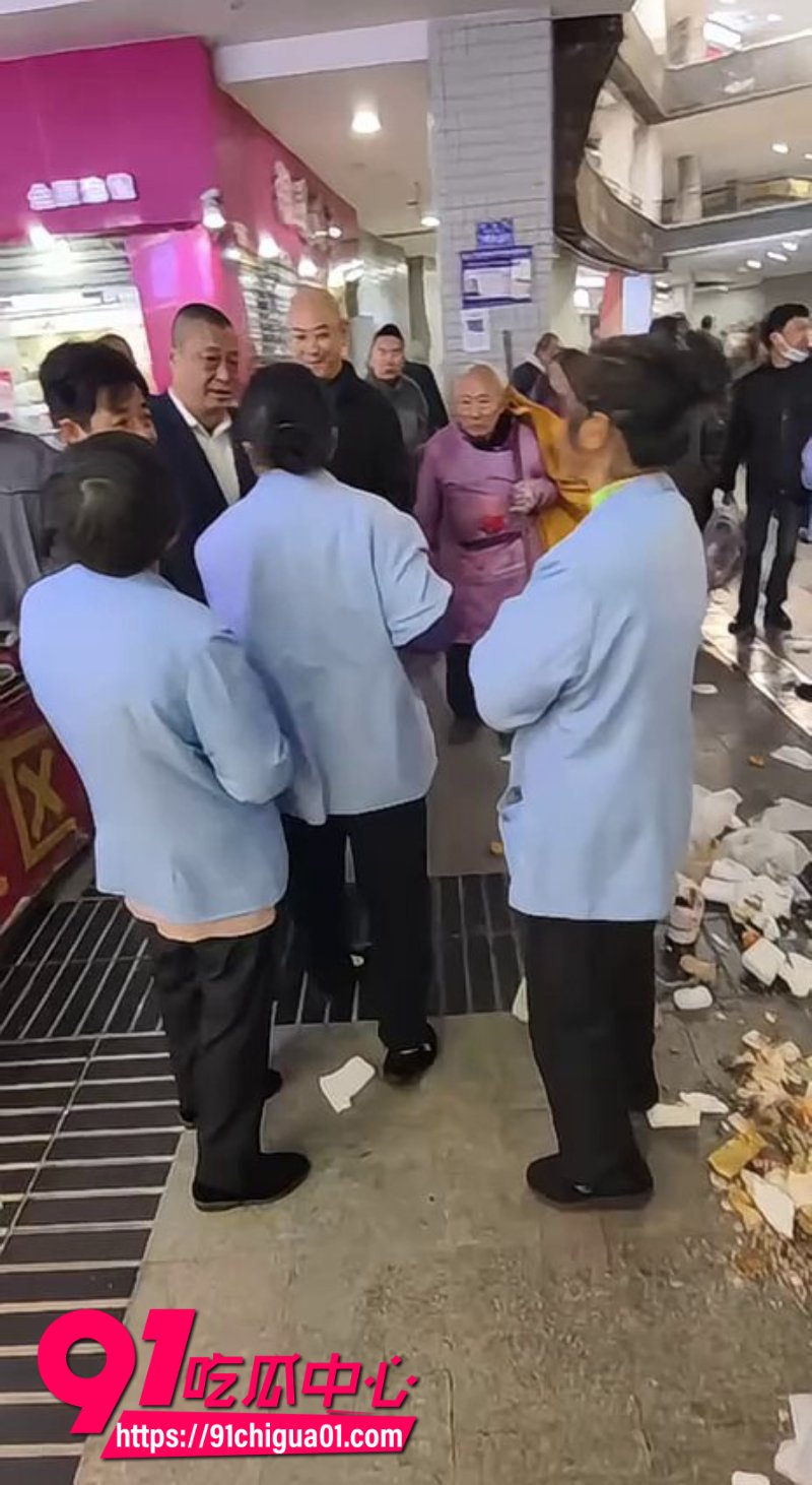 重庆老城协信公司不发工资引众怒导致全体罢工8