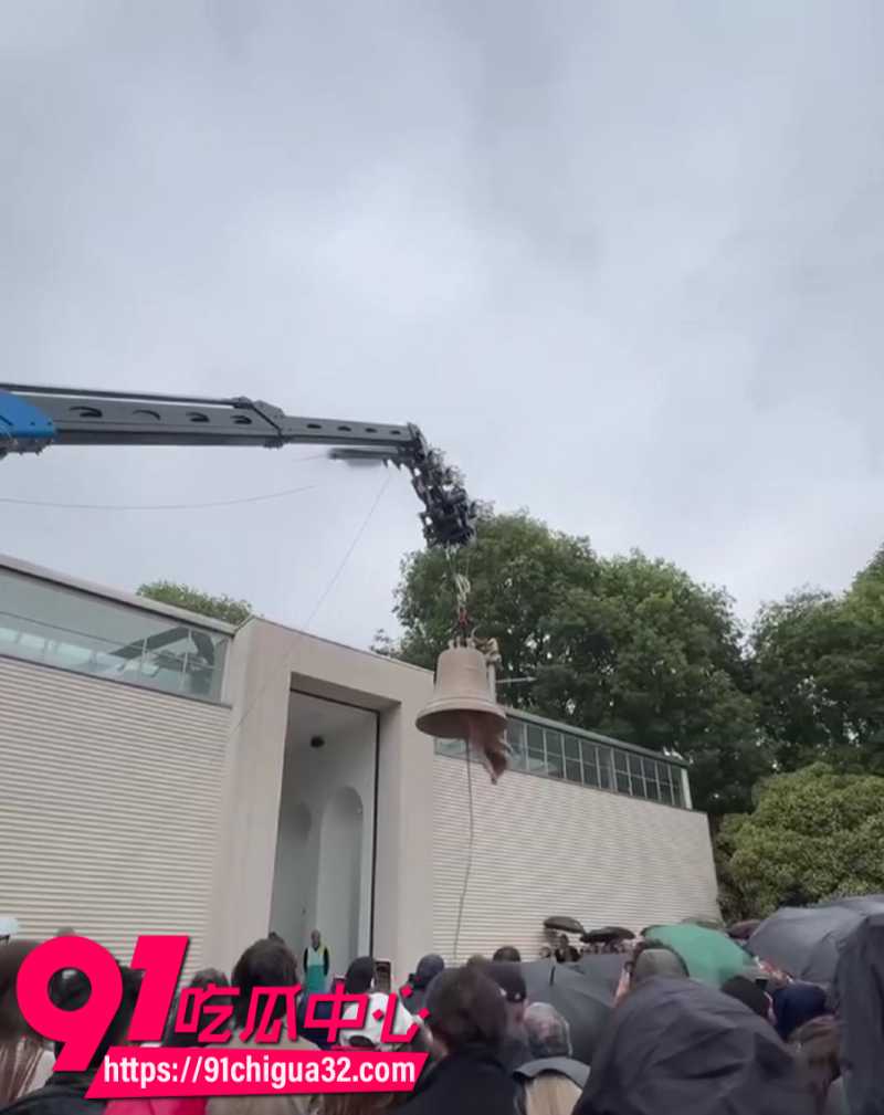 威尼斯双年展奥地利馆表演者裸体钻入钟内敲钟9