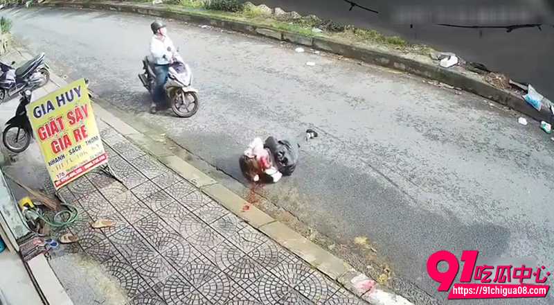 全程高能越南监控流出男子疯狂捅人 满屏通红太吓人 这是多大仇多大怨？