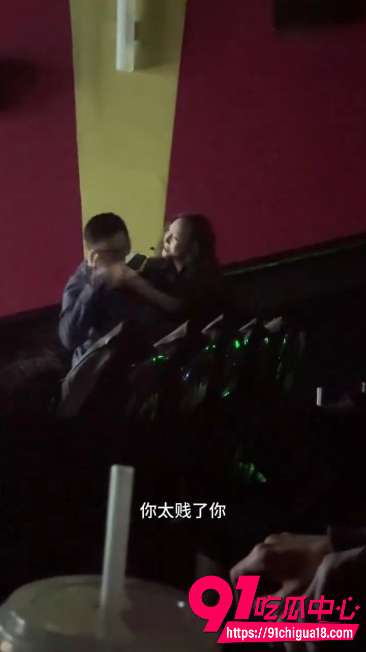老婆带孩子出轨当场被老公逮个正着6