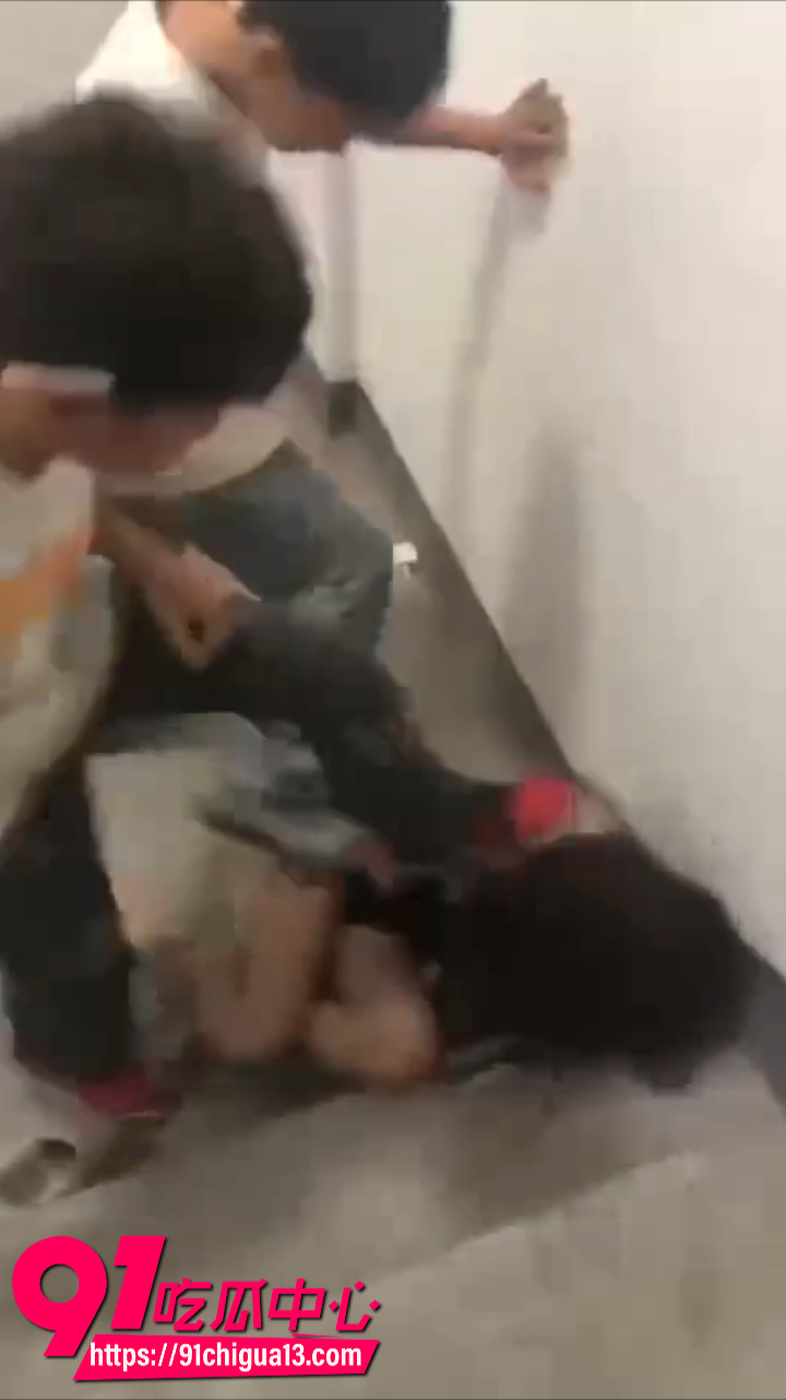 女猪仔偷情现场被抓现行当场暴打4