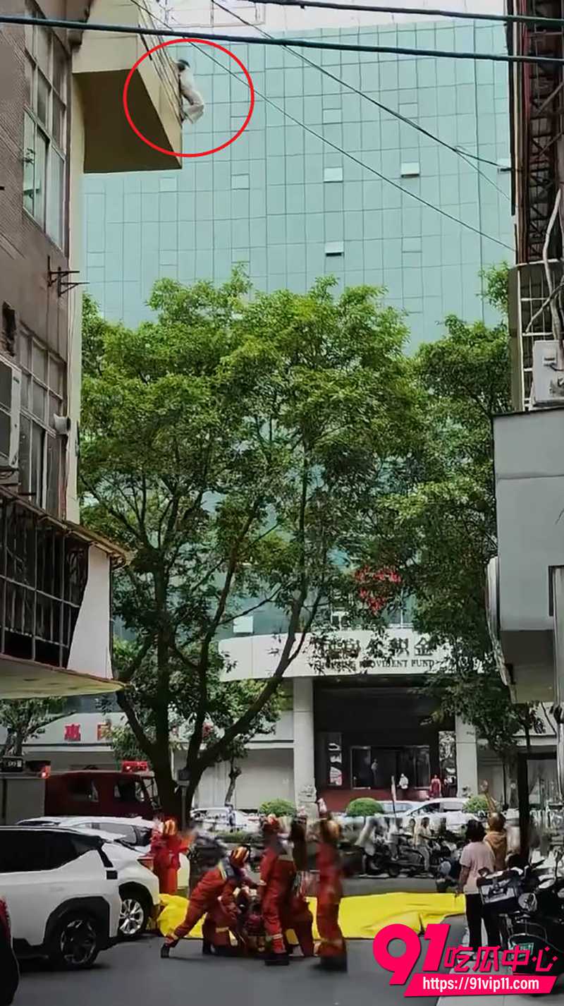 6月10日广东茂名女子高楼绝望一跃 气垫还没完全打开就光速坠地反弹 现场惨状不已!