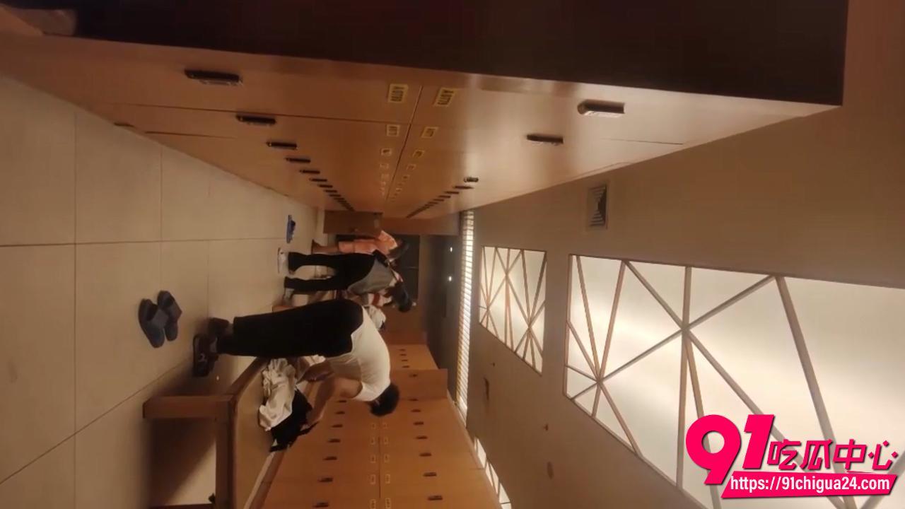 顶级偷拍洗浴会所 蒸汽更衣室学生妹少妇集体脱光冲澡 雪白奶子肥臀湿身嫩穴骚逼全露