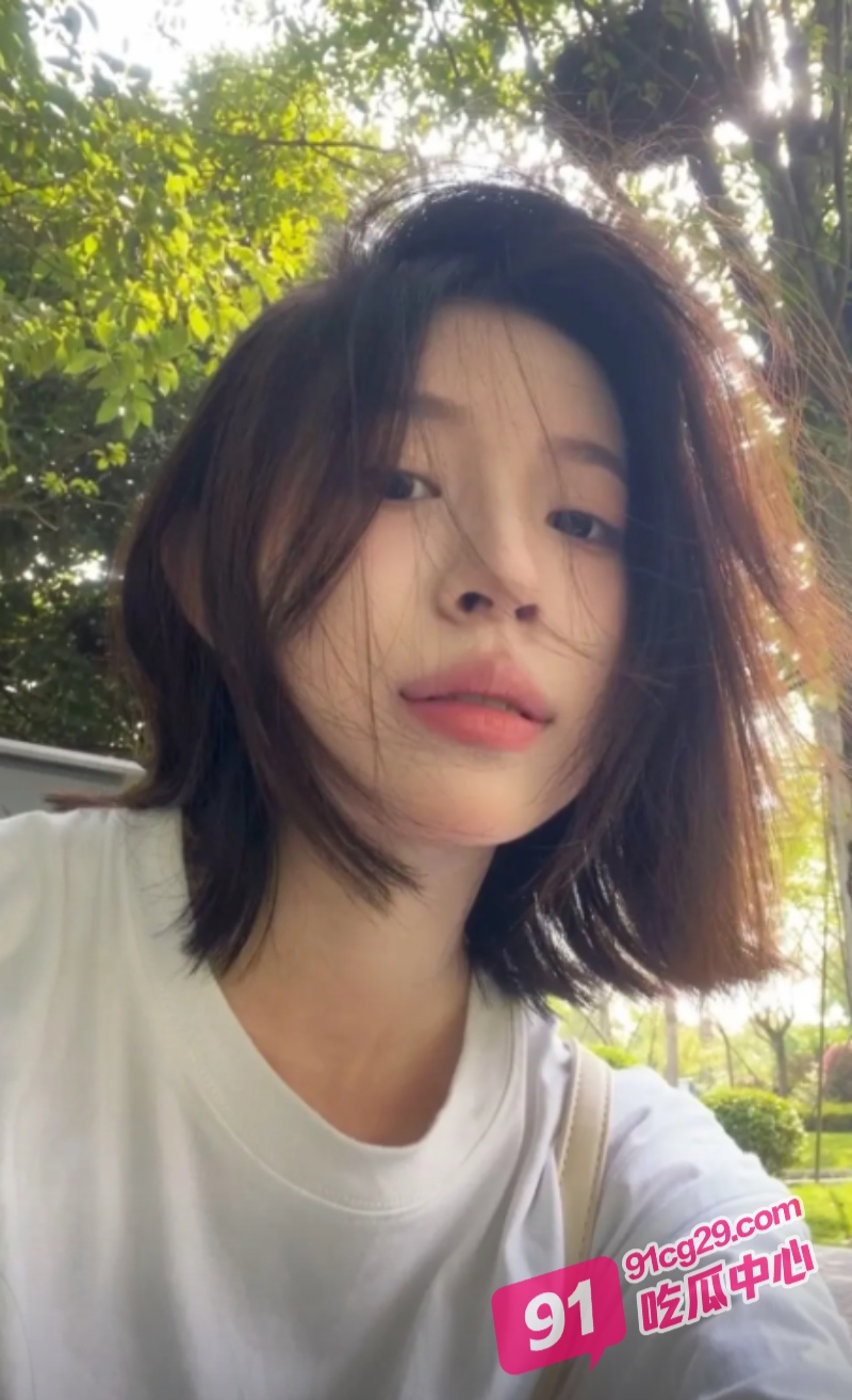 宜宾学院吴梦羽与男友学校天台偷偷做爱 下弯钩鸡巴让小美女爱不释手! 配图2