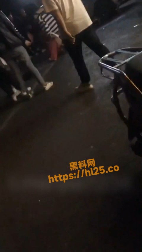 成都小三睡他人男友后还要挑衅人家！随后被正主带着闺蜜在街上扒光其衣服爆揍！