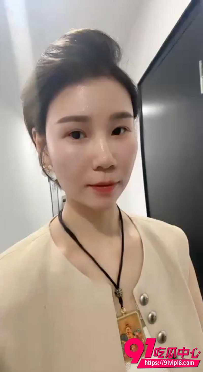 瓷萃诗男士脱毛竟隐藏服务 高颜值女技师手法精湛 顺带提供打飞机服务 有想体验的瓜友吗？