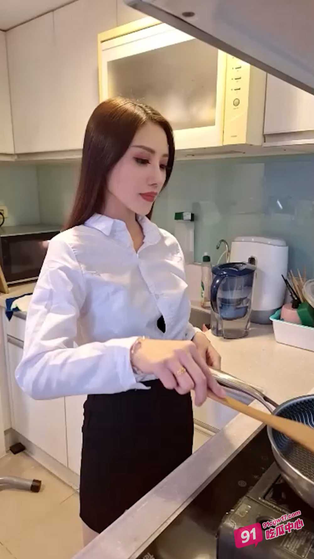 高颜值巨乳骚逼穿着性感睡袍被男友无情打桩 真实高潮呈现 叫声太放荡！ 配图3