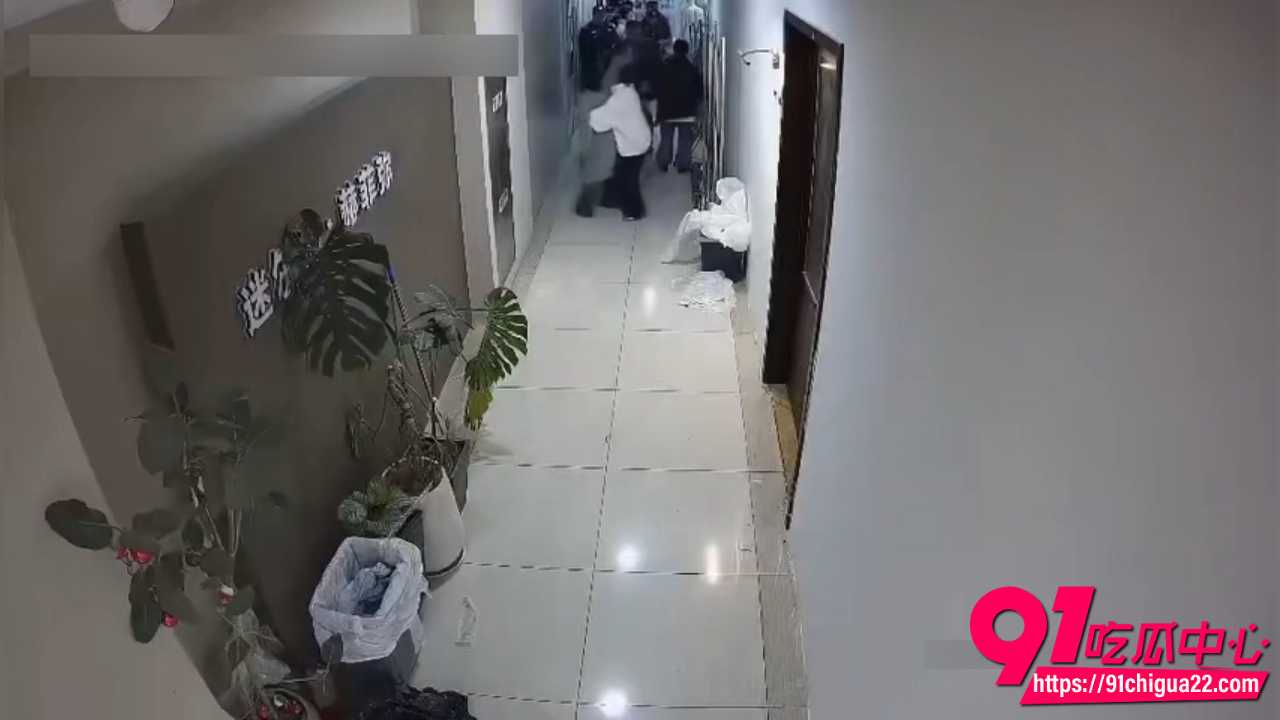 杭州四季青老板娘二姐商场走廊暴打小三5