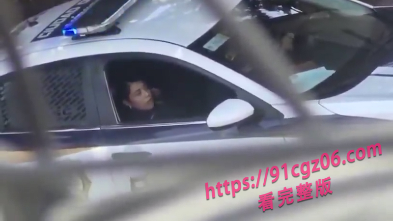 墨西哥女警在警车上被男同事抠逼网页素材4素材水印版