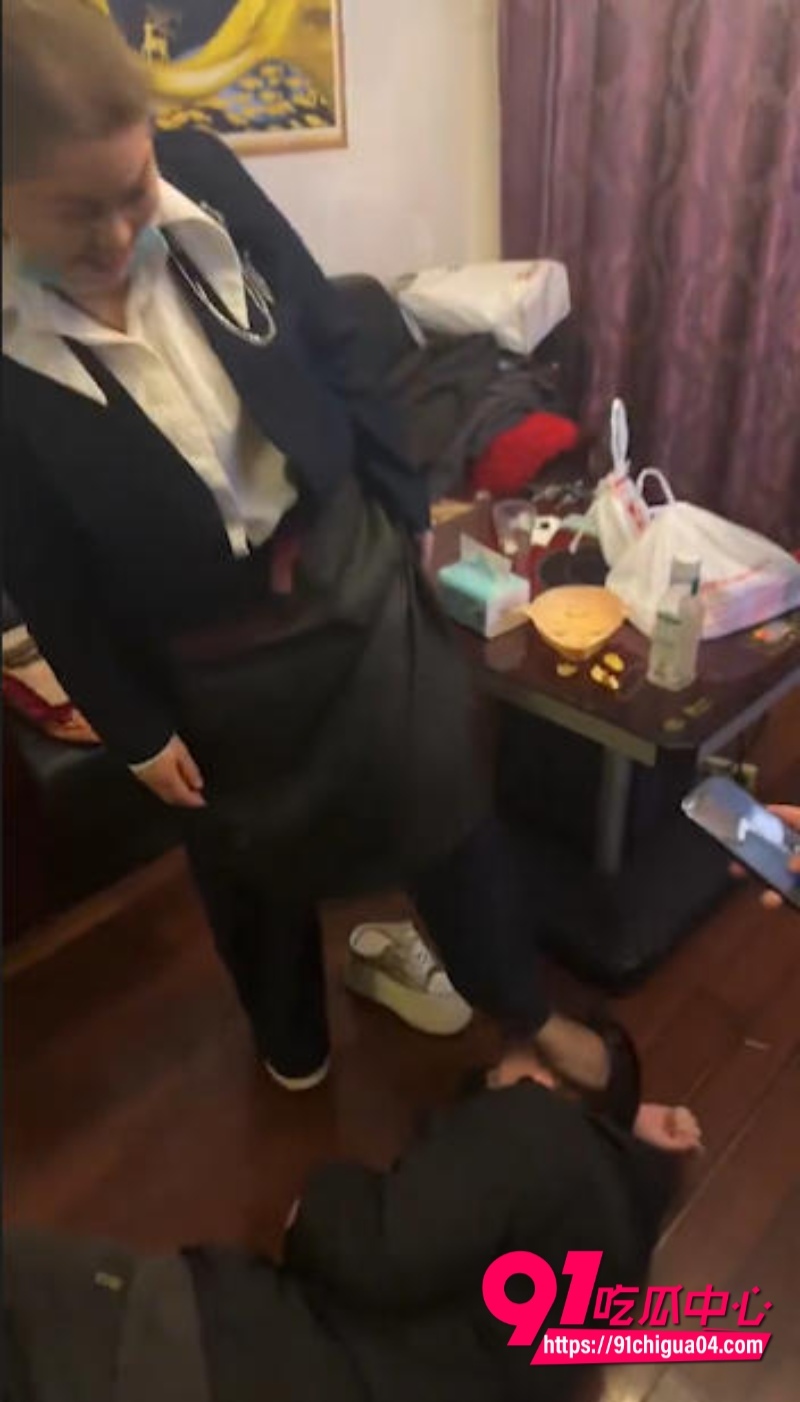 李老八 旗下直播员 卷毛 管奚，让直播员的母亲参与直播9