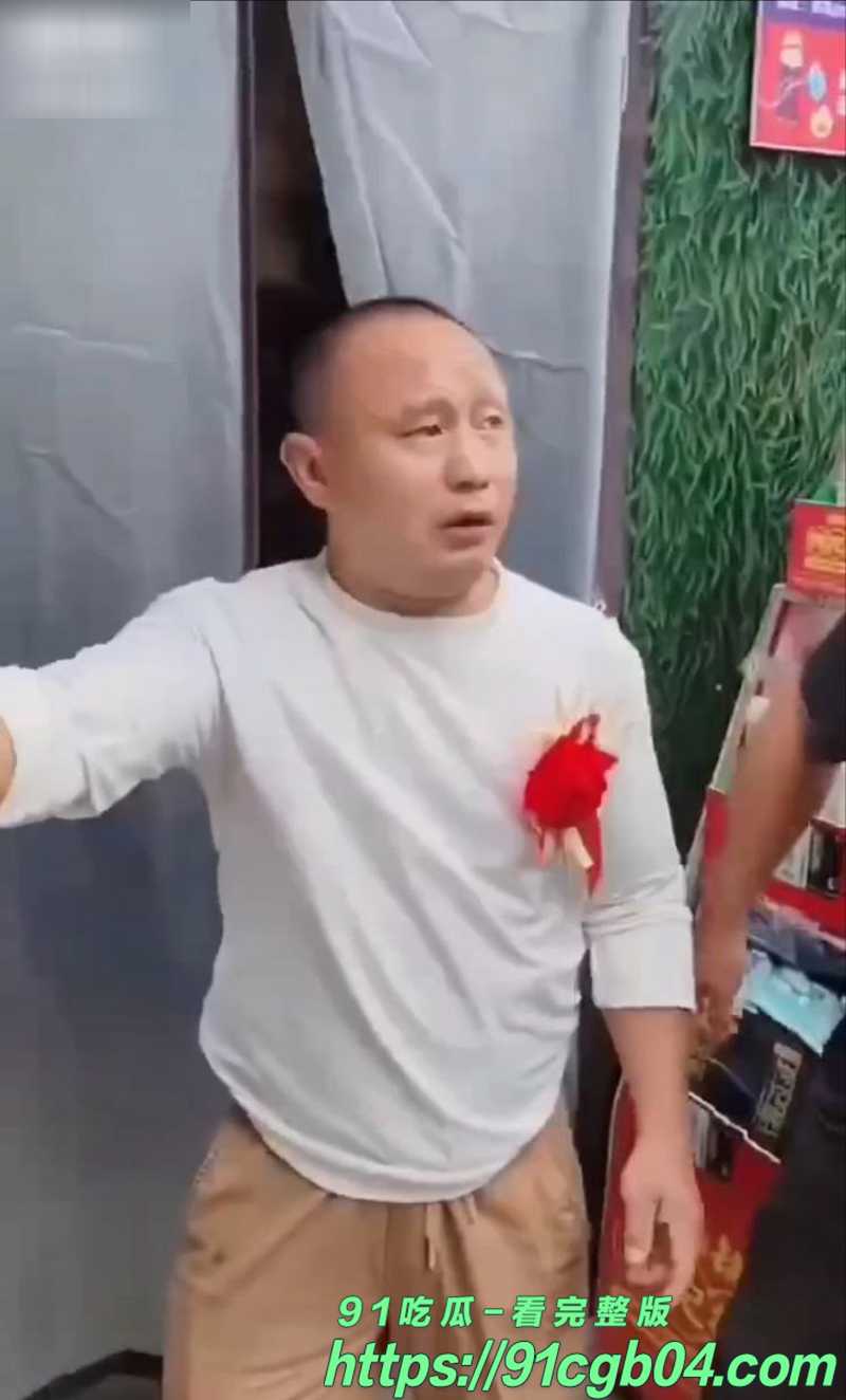这个世界越来越疯狂!有人竟然选择与充气娃结婚 还大摆宴席请客吃饭 结婚现场曝光流出!