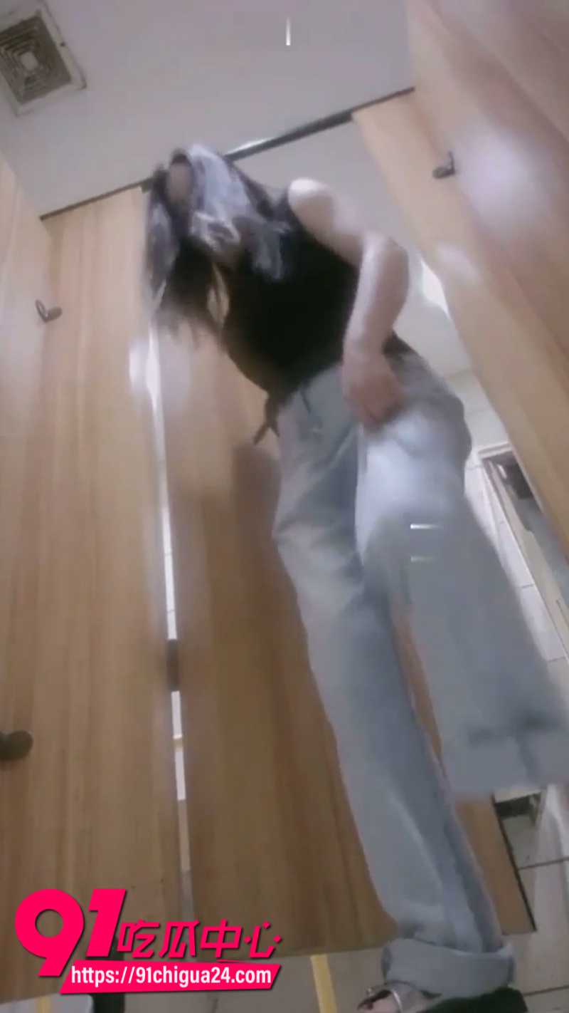 顶级美艳少妇上厕所被偷拍 脱裤蹲坑画面 被针孔摄像头全程记录