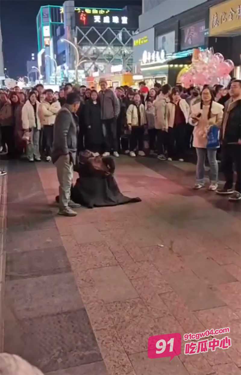 河南郑州女贼偷手机 路人大叔街头抓贼一招制服 一把揪住大快人心 配图4