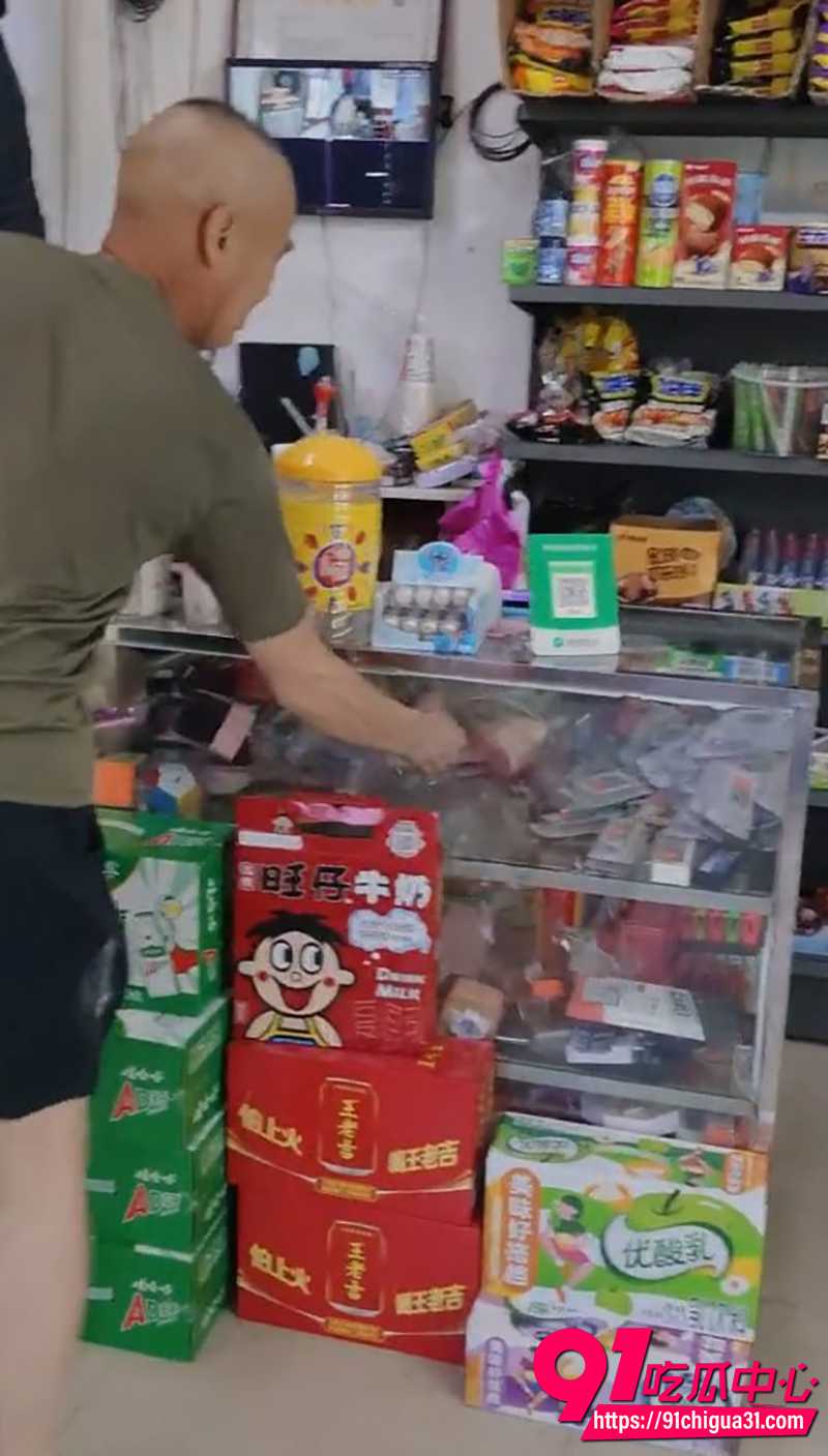 光头男子砸店 5