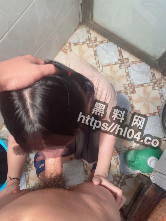 大哥在二楼带娃，趁嫂子上四楼洗手间洗衣服强上嫂子波推口交口爆