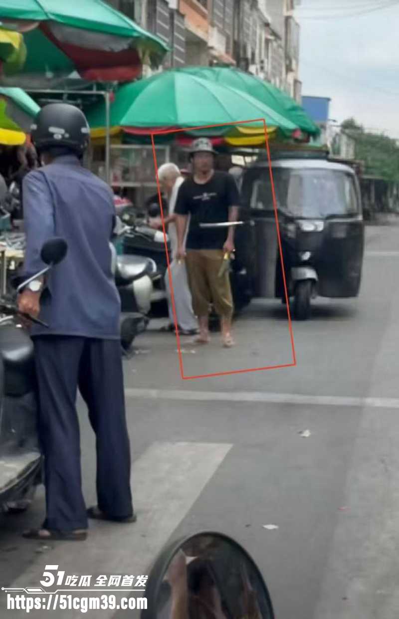 广西玉林砍人狂魔 30岁男子当街发疯 2