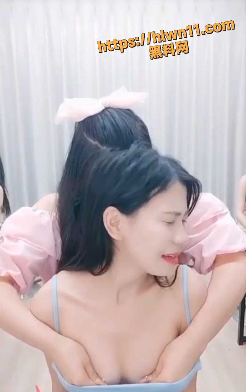 骚女主播PK失败惩罚被摸奶 说她骚还真是骚 被摸着奶子还一脸的享受感！