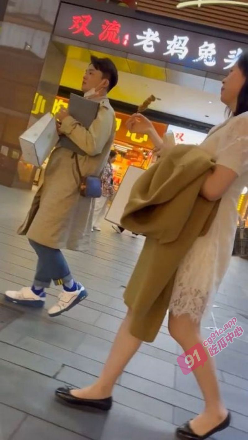 偷拍大神商场尾随漂亮气质人妻～无内真空出门 身材丰腴稀毛鲍鱼超肥满