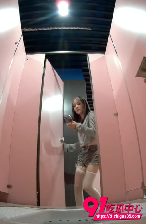 女厕拍极品大白臀骚货 圆鼓鼓肥美屁股完全暴露 路人偷窥欲火焚身想猛操到喷水!