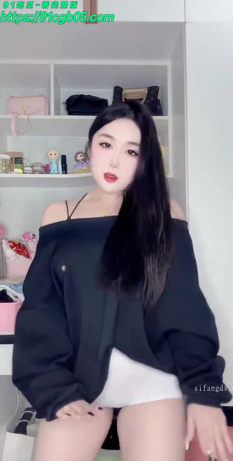 抖音乃月妹妹为了吸引大哥上票 直播间激情裸舞 屁股扭成电臀小马达
