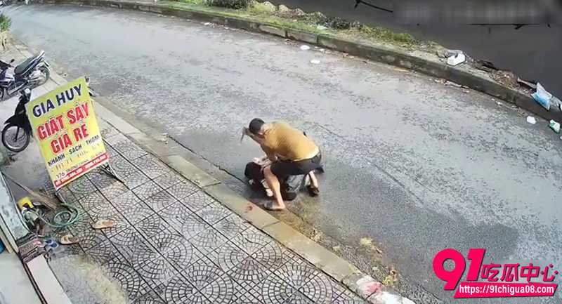 越南男子疯狂捅人 2 越南男子疯狂捅人 2