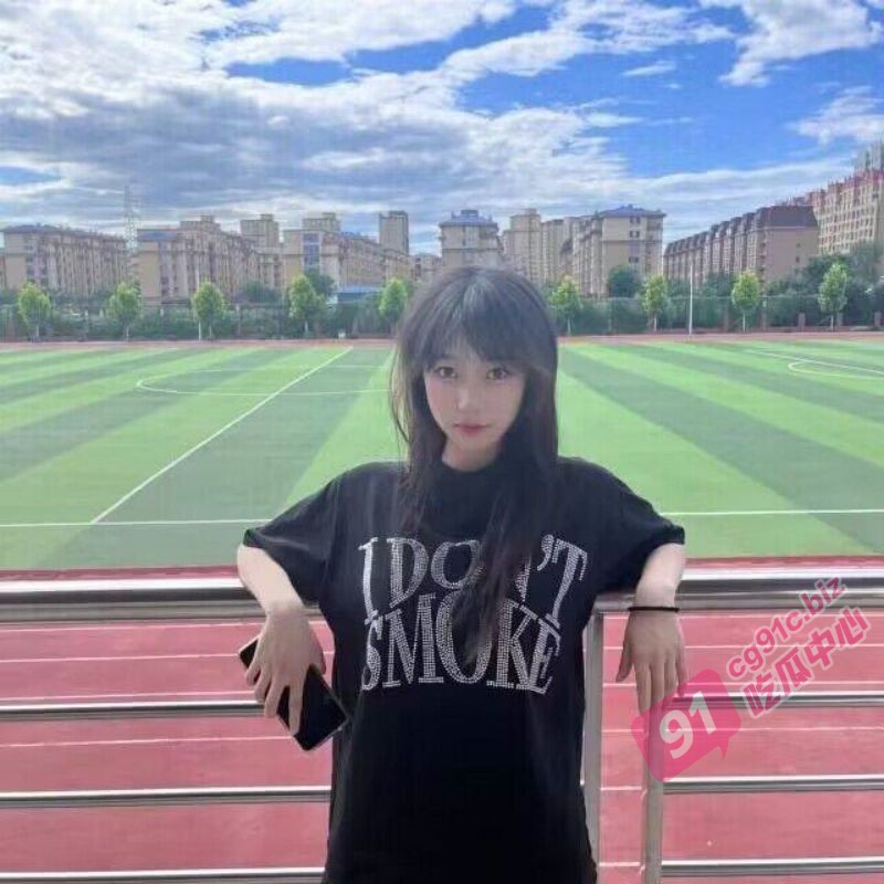 童顏巨乳学生妹～大眼睛搭配上楚楚可怜的样子 试问哪个男人不想征服？