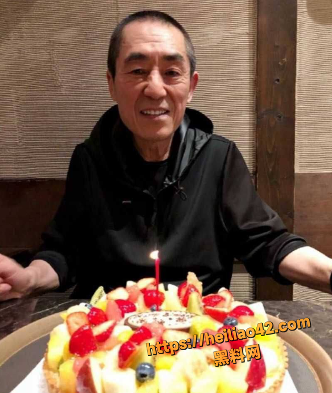 著名大导演 张艺谋 被狗仔爆出北电追爱找女友 追求宋祖儿同学不成 改威胁潜规则 年轻时在法国嫖娼被曝光！