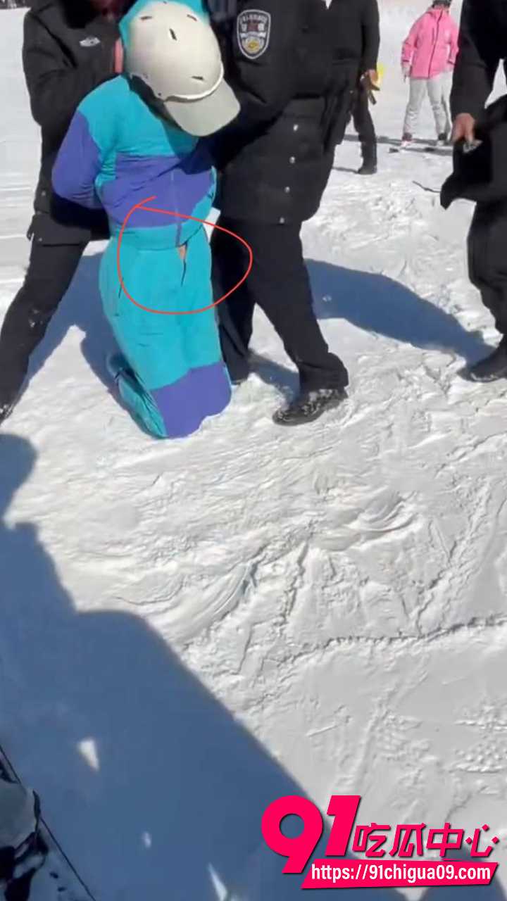 河北云居滑雪场男子当众掏屌蹭女教练4