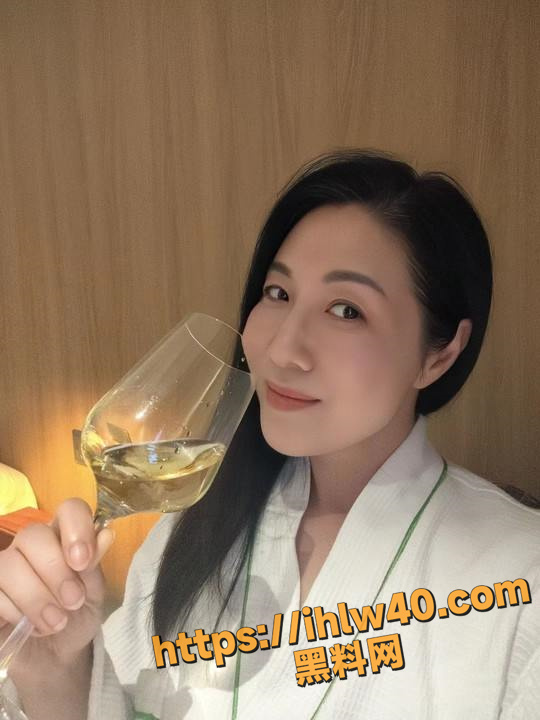 山东临沂中学历史老师王莹 出轨男教师曝光 熟女人妻诱惑满满 一看就知道是个喂不饱的母狗 怪不得偷吃！
