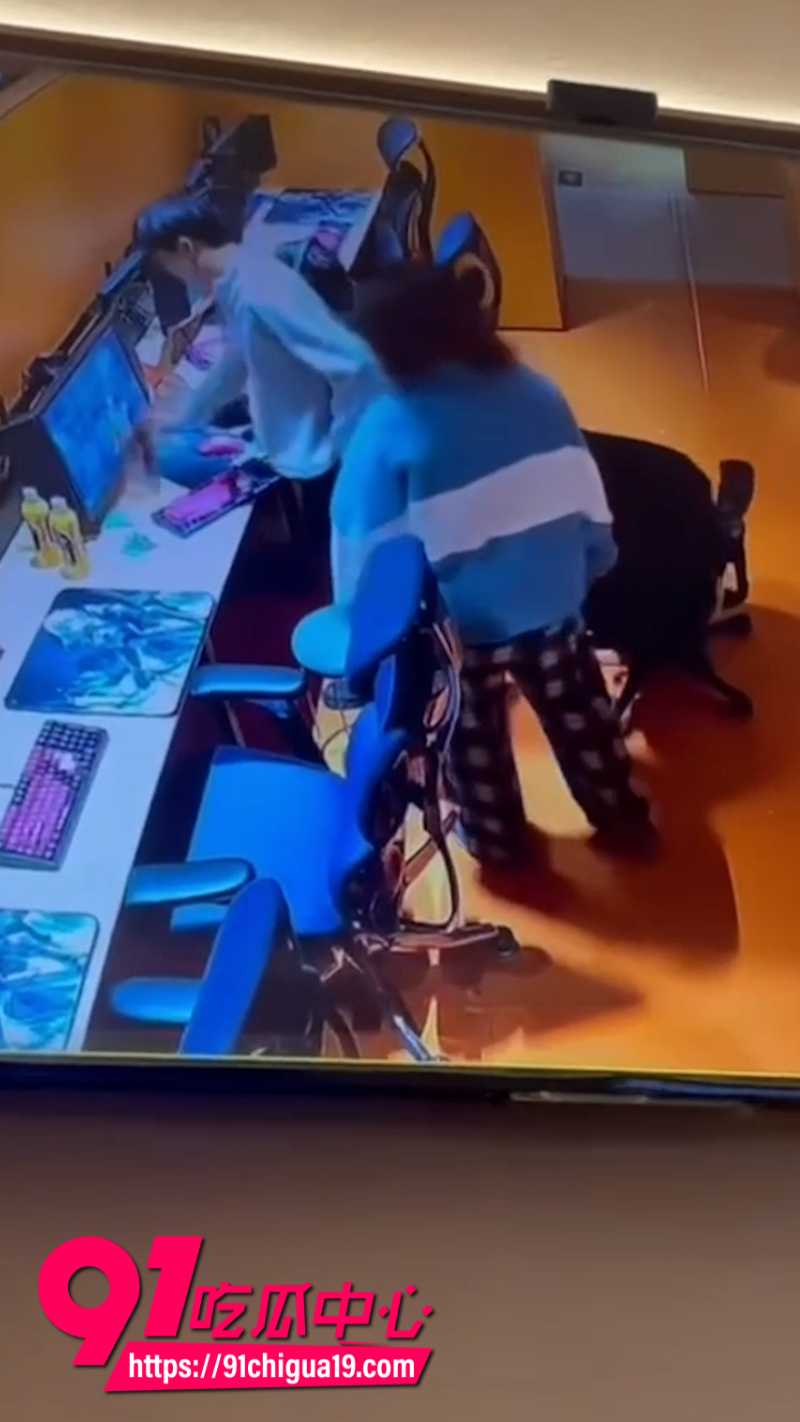 湖南岳阳一男子在网吧包间打游戏时被女子性骚扰11