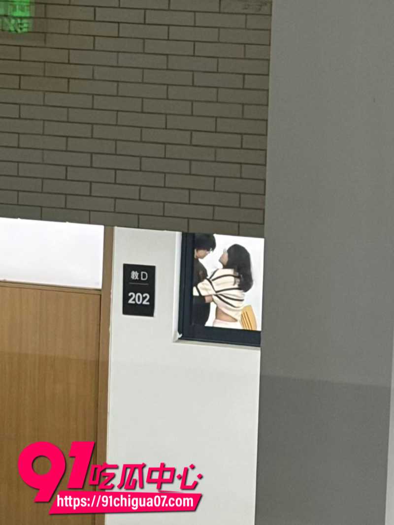 浙江中医药大学 女大学生 勾引男友在教室做爱激战 年轻人火力就是旺盛