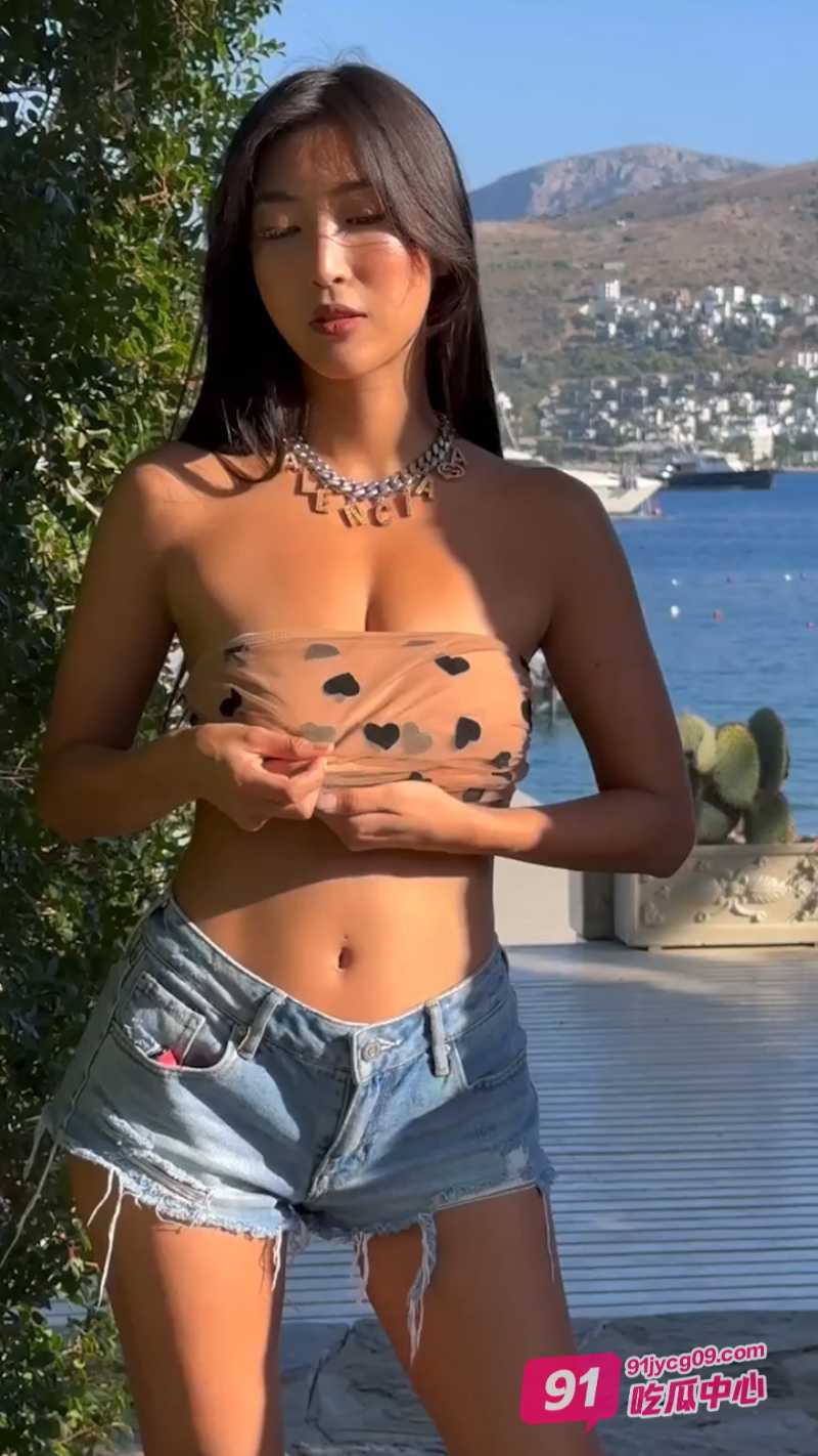 巨乳女神海边露出 穿着各种情趣装被后入 景美人也美!