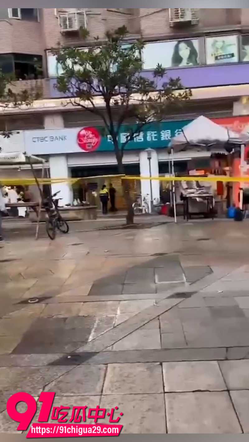 台北中国信托银行内一男子持假枪抢劫被现场逮捕2