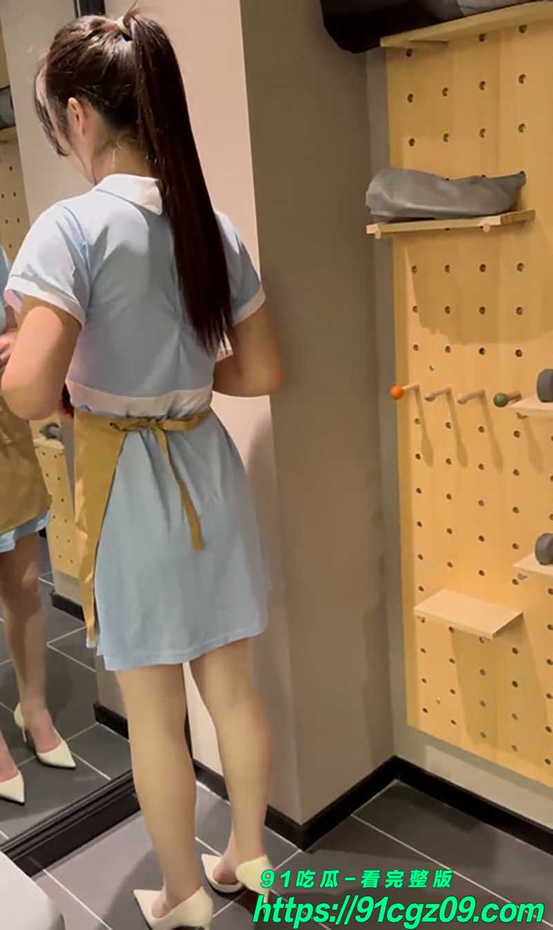 姐弟乱伦 让姐姐穿上好利来的制服 先灌肠清洗然后再爆菊肛射