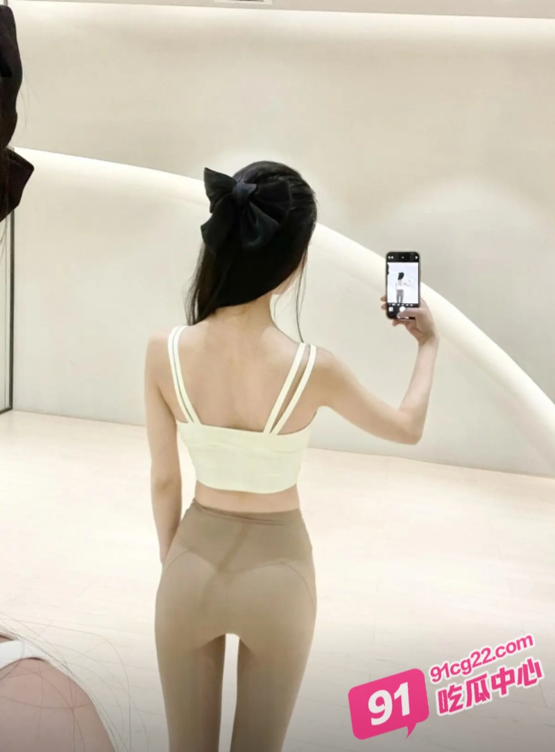 厦门航空空姐背夫偷情 情趣黑丝装被机长爆操 淫叫声震天！ 配图4