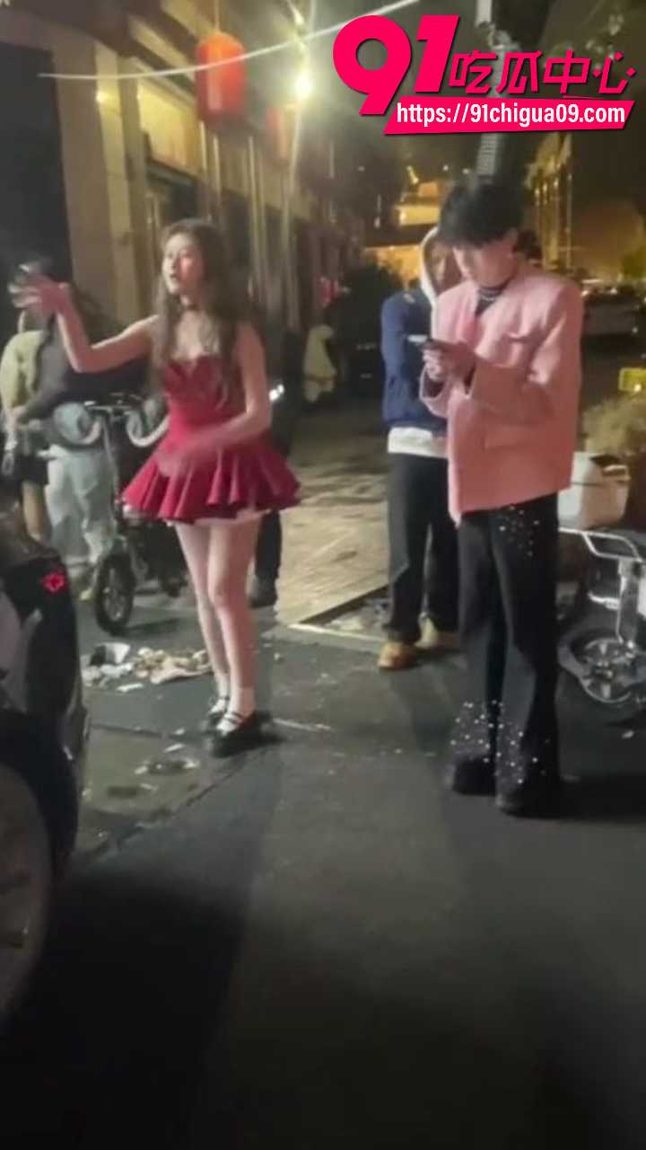 街头红裙辣妹当众揭穿男同男友2