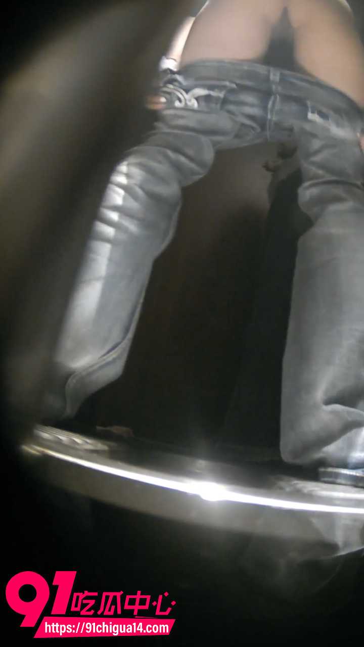 偷拍夜总会厕所闺蜜翘臀尿尿喷水6