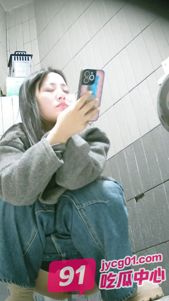 商场女厕全方位偷拍各种美女 碰到极品白虎一枚～ 配图5
