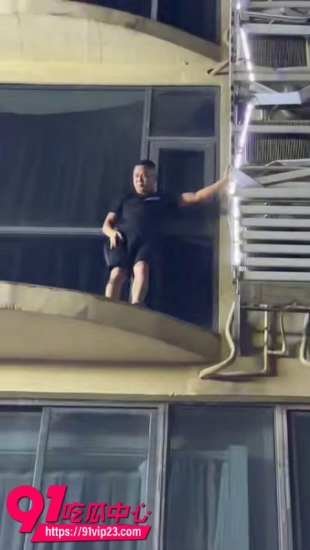 2026年某地轩逸酒店男子半夜带情人开房激情 途中被原配死死堵门 吓得光脚爬出高层阳台悬空保命